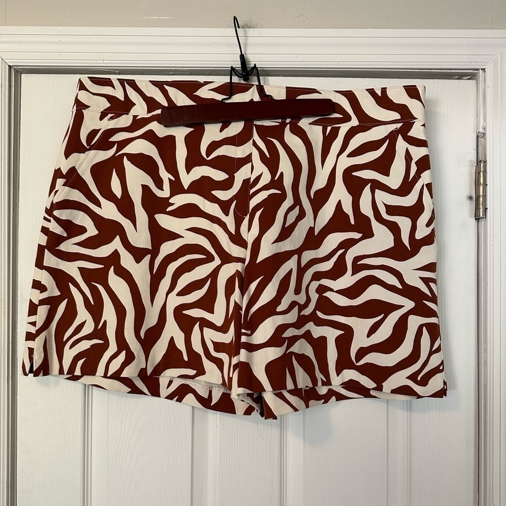 Spanx On-The-Go Printed Shorts 6” in Clay Zebra Stripe